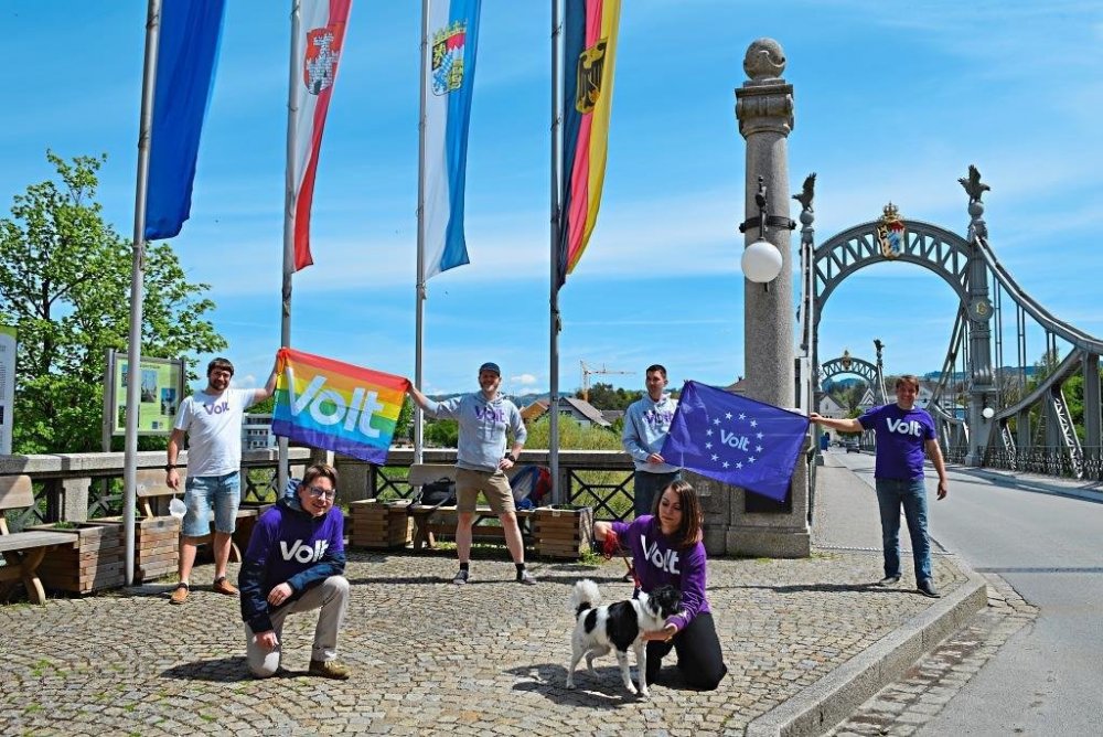 Volt Traunstein zeigt Flagge an der Laufener Länderbrücke