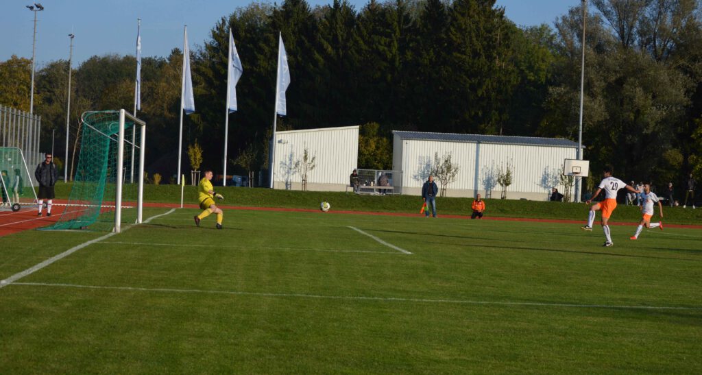 Tom Mooser verwandelte den Elfmeter gegen die FA d. SC Weißbach II am 17. Oktober 2021.