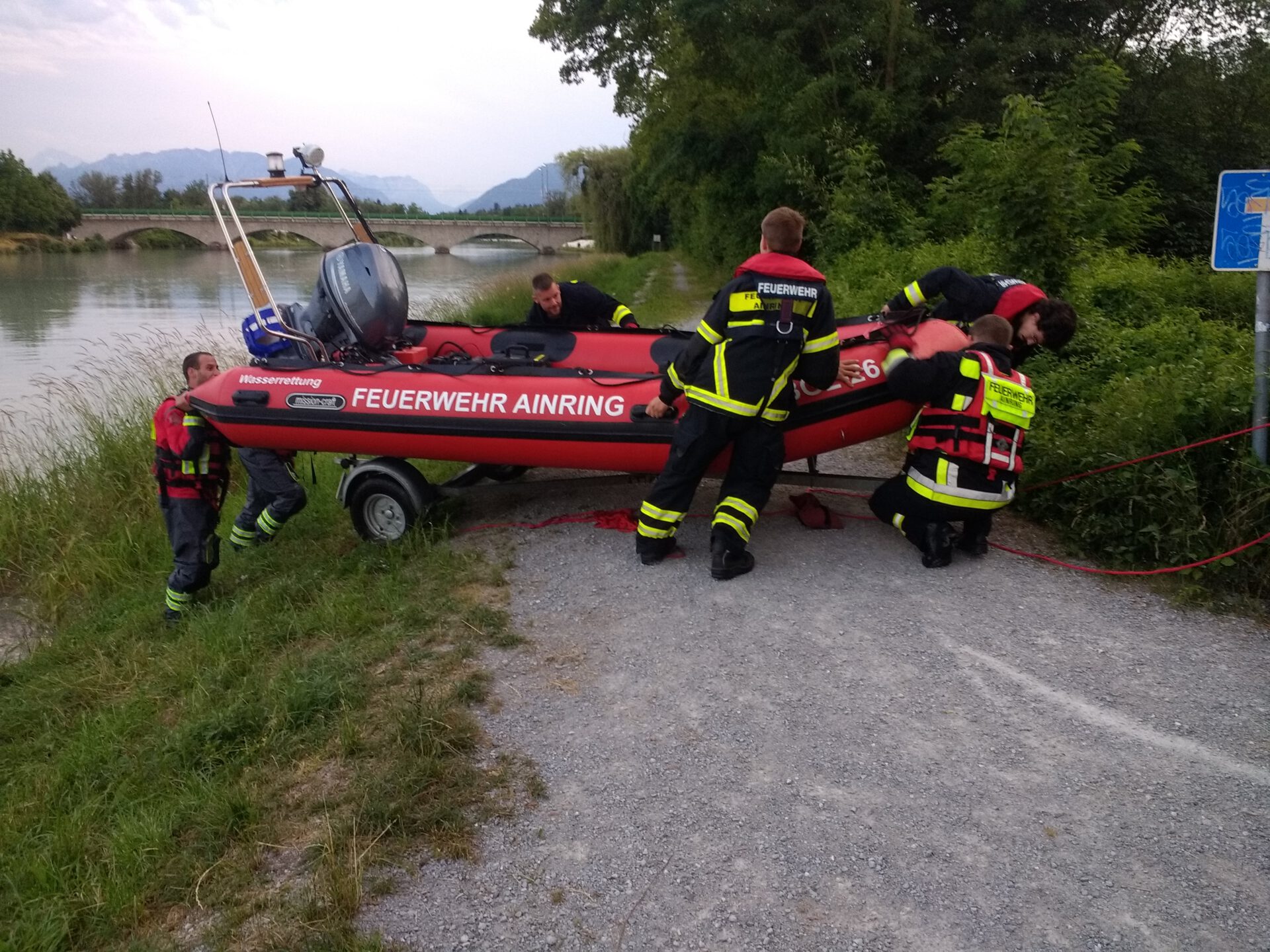 Ainringer Feuerwehrleute holen das Rettungsboot aus der Saalach