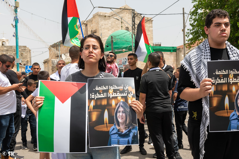 Protestierende tragen Fotos der erschossenen Journalistin Shireen Abu Akleh. Bild: שי קנדלר / CC BY-SA 4.0
