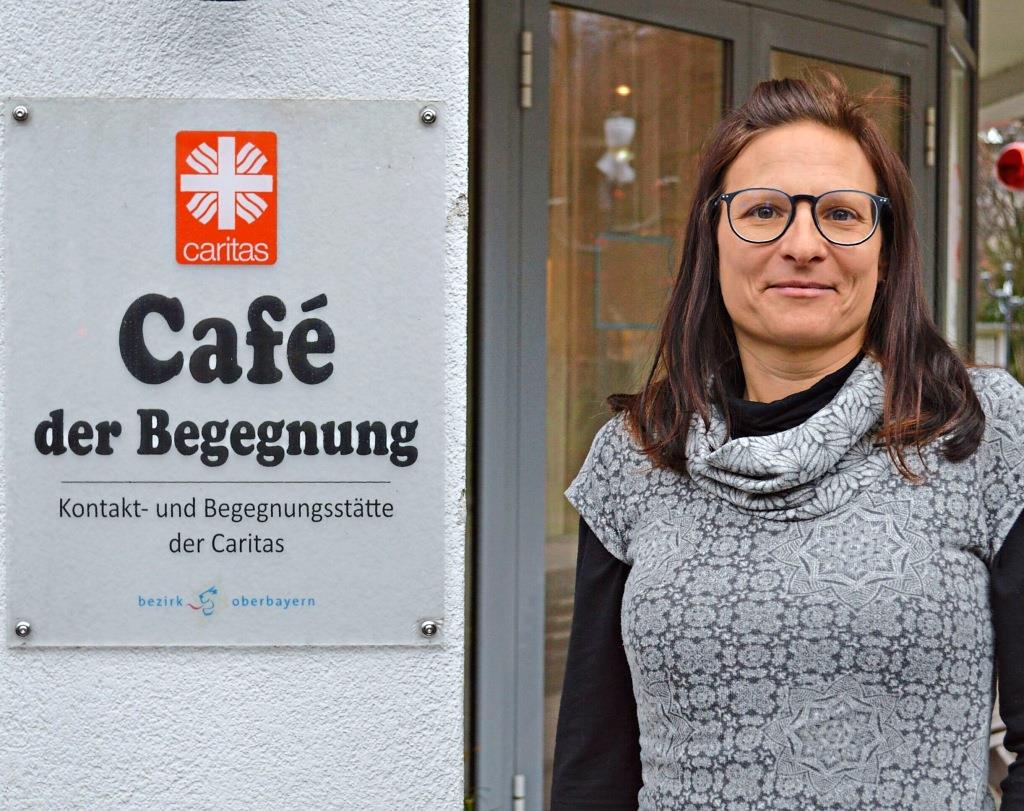 Gibt dem Café der Begegnung der Caritas in Bad Reichenhall ein Gesicht: Sozialpädagogin Julia Schmied. − Foto: Julian Traublinger