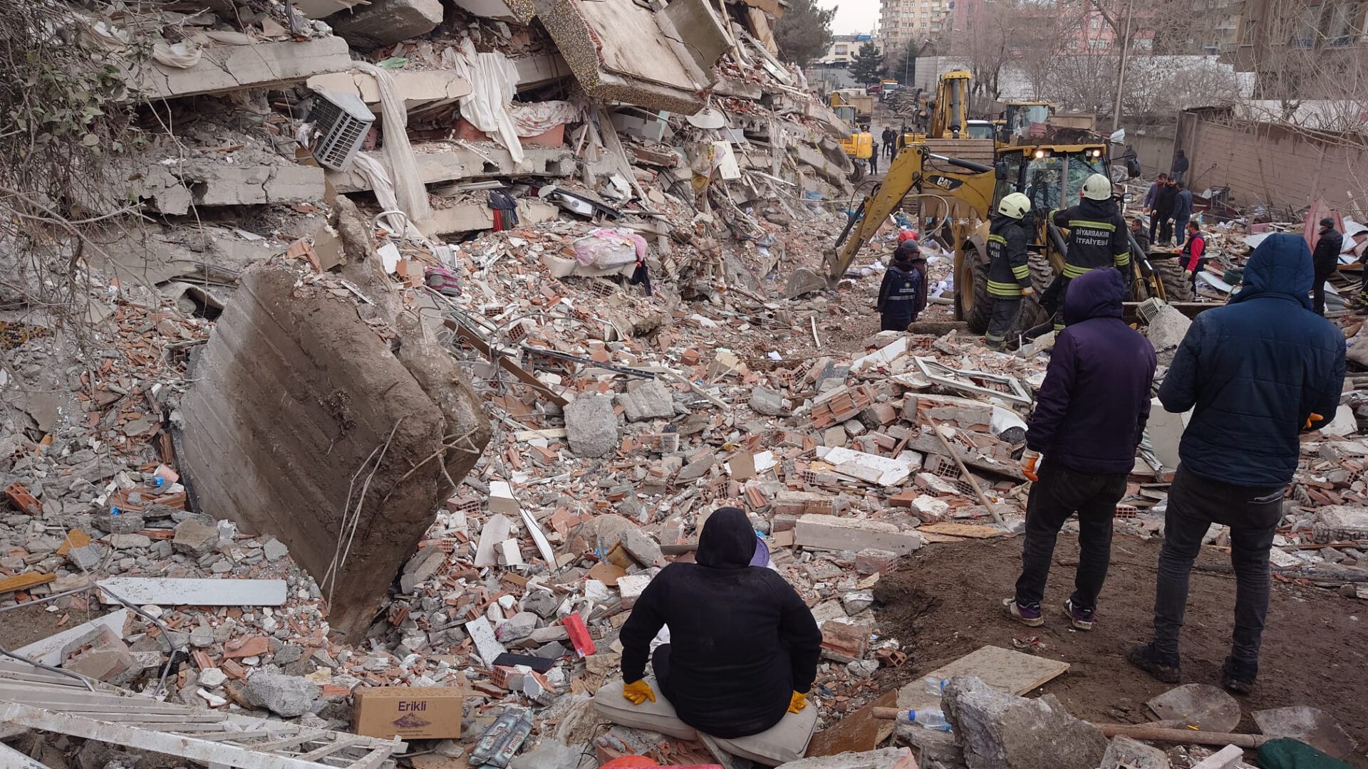 "Rettungsarbeiten an einem eingestürzten Gebäude in Diyarbakır"