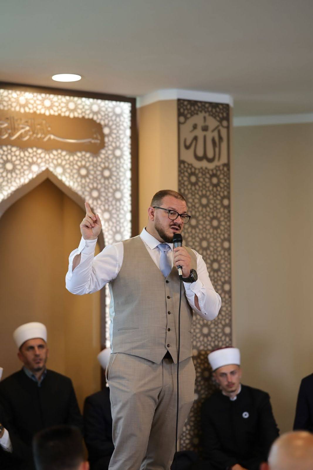 Tarik Huber als Redner in der Freilassinger Moschee